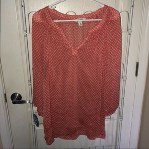 Stunning salmon colored blouse with white details